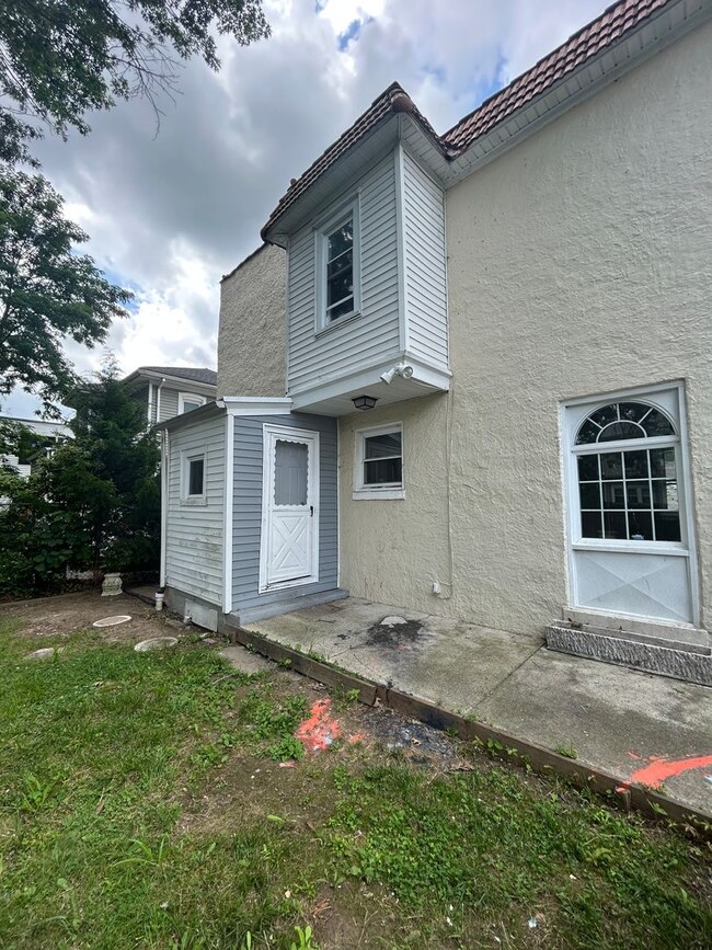 Building Photo - 936 Parkside Ave.