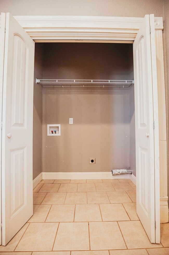 Building Photo - Stunning 5 bed 2 bath House ** Beautiful Upscale Living!!