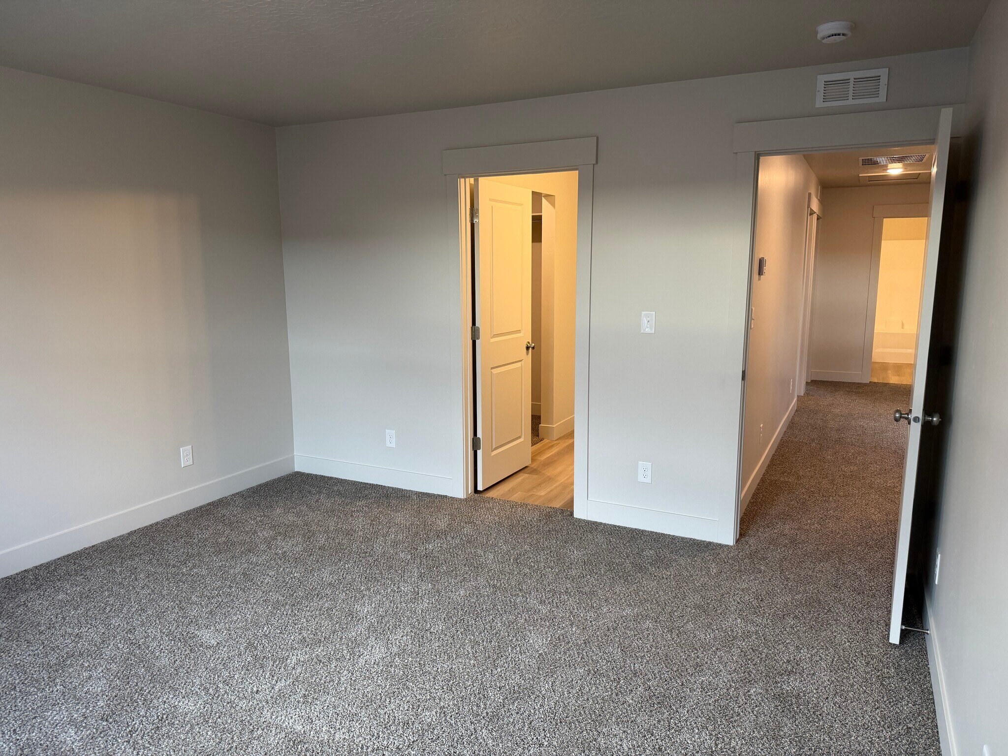 Building Photo - 4013 S Woodland Ave