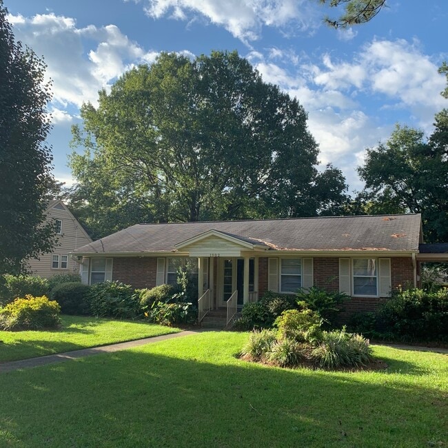 Building Photo - Beautiful 4 Bedroom 2 Bathroom home in the...