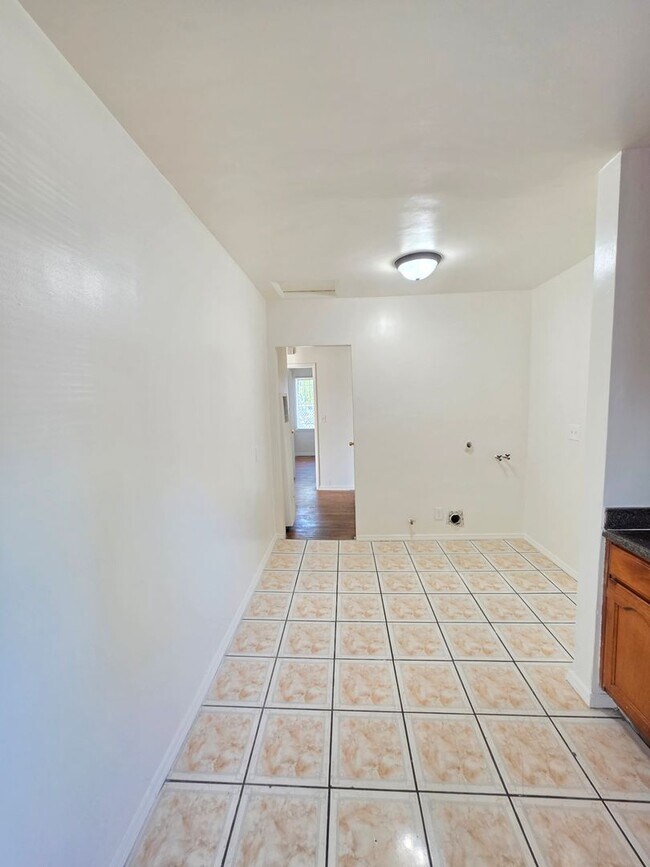 Building Photo - 9618 Kalmia St