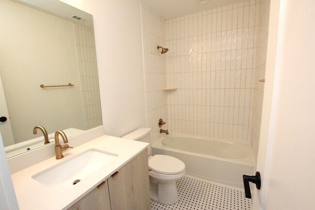 Building Photo - 203 Paschal St