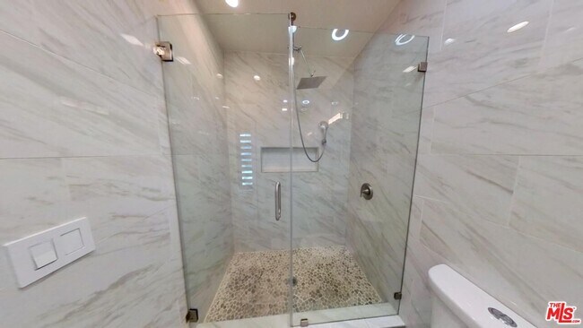 Building Photo - 6440 Yarmouth Ave