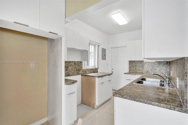 Building Photo - 1199 Marseille Dr