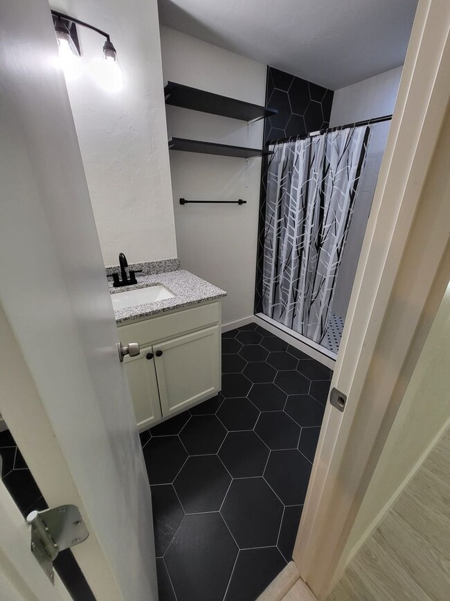 Building Photo - 4 bedroom 2 bath home in Tecumseh!