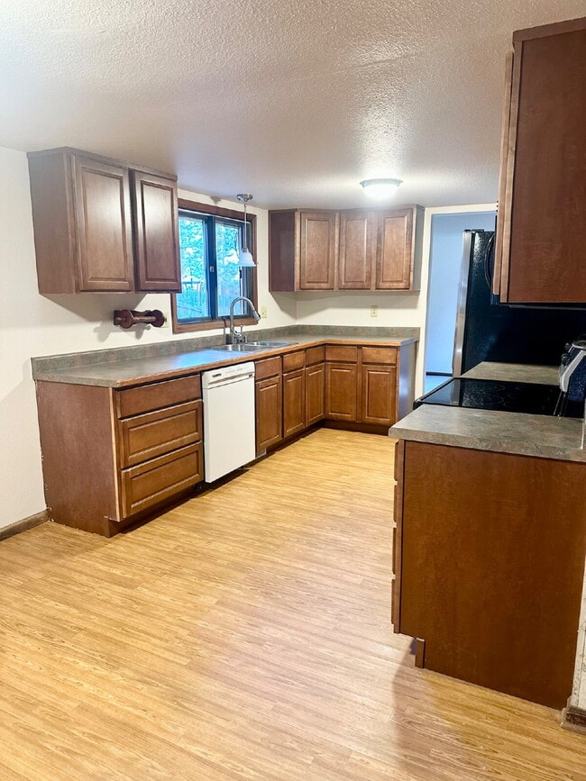 Building Photo - "Spacious 4-Bedroom Retreat with 2.5 Baths...