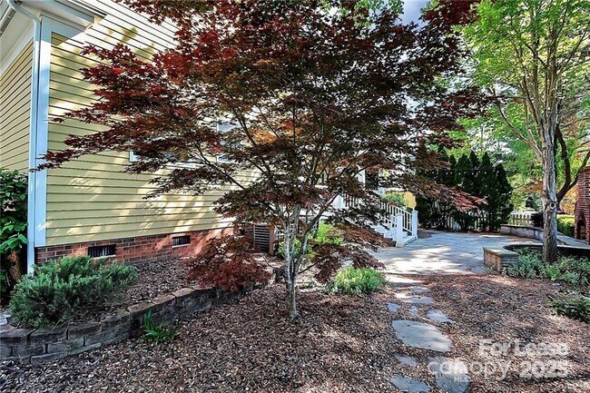 Building Photo - 2300 Mirow Pl