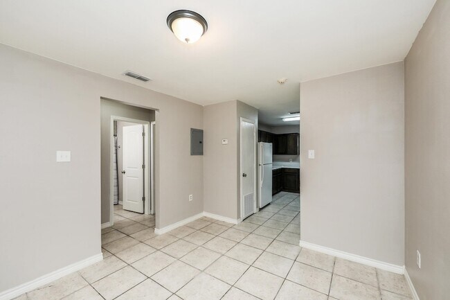 Building Photo - 2220 Santa Cleotilde Ave