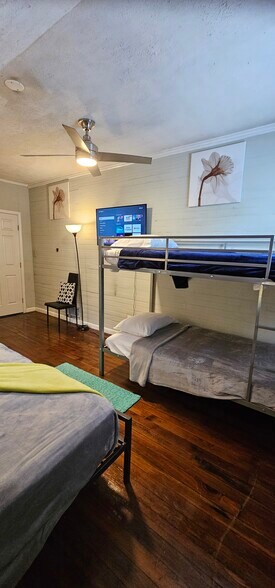 3 beds in king bedroom, 1 bed in the second bedroom and 2 sofa beds in living room--Sleeps 6! - 607 Gaskill St SE