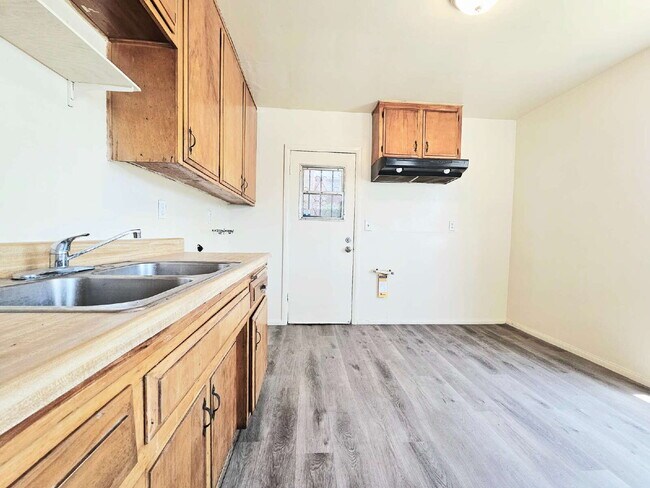 Building Photo - Charming and affordable 2-bedroom, 1-bath ...