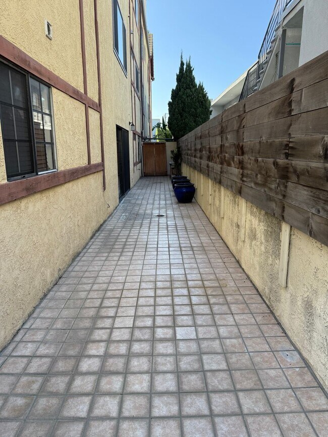 Building Photo - Upgraded 2 Bedroom Condo in Ideal Santa Monica