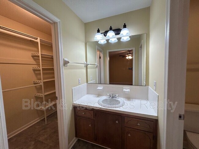 Building Photo - 906 Forestglen Dr