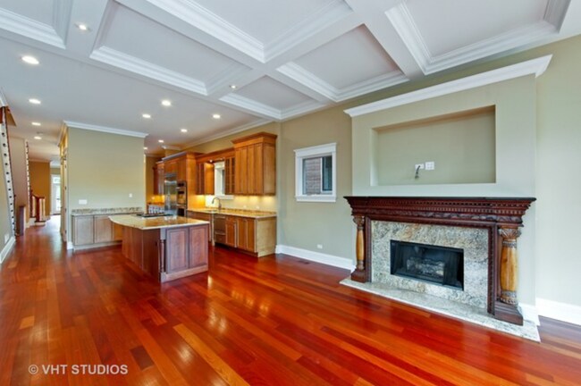 Building Photo - 1661 W Wrightwood Ave