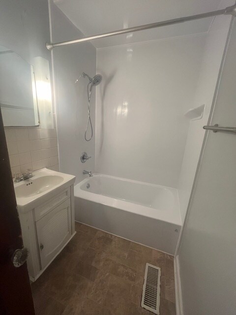 full bathroom - 1604 N New York Ave