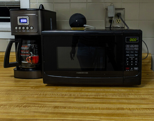 Microwave in kitchen - 44 Gibson Pl