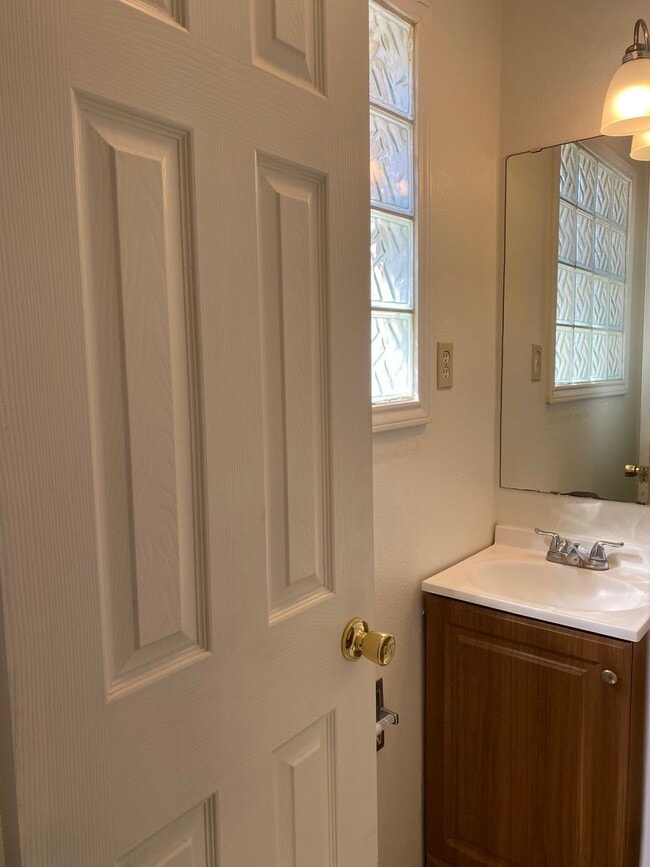 Building Photo - Great Starter Home