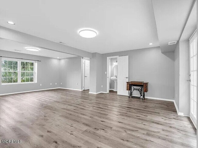 Building Photo - 61 Lynn Dr