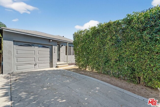 Building Photo - 2436 Walnut Ave