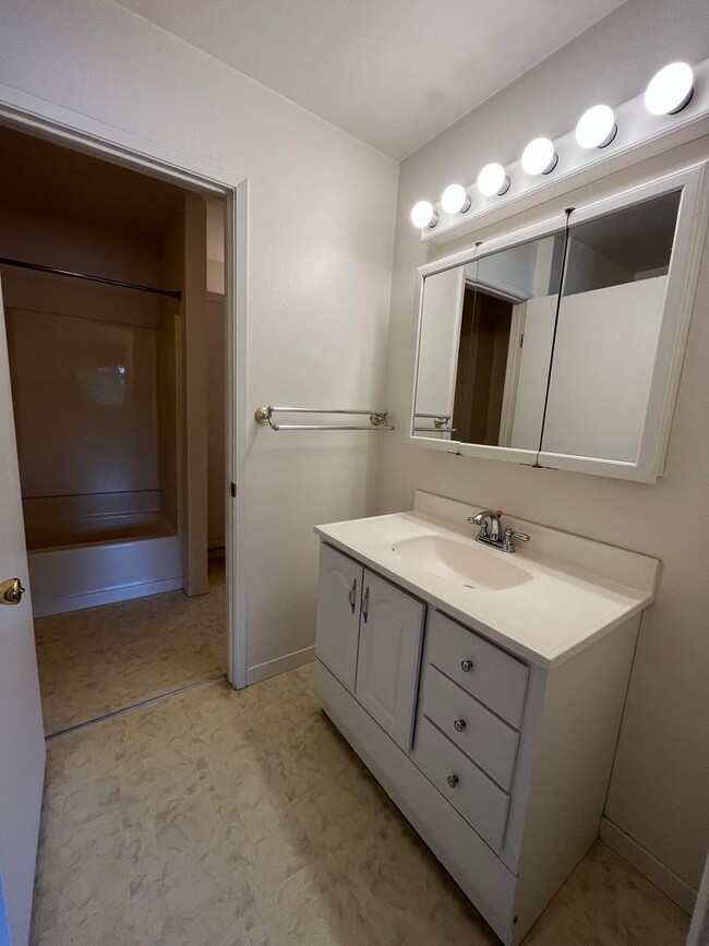 Building Photo - Spacious 2 bed 2 bath condo available in t...