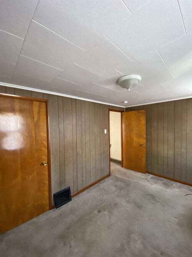 Building Photo - 908 Fallowfield Ave