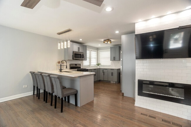 Building Photo - 9945 Sunnyside Ave