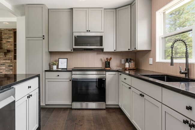 Building Photo - London Property