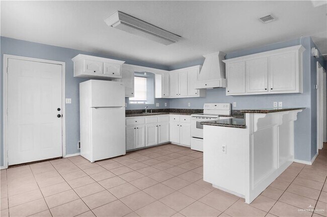 Building Photo - 15 W Portales Dr