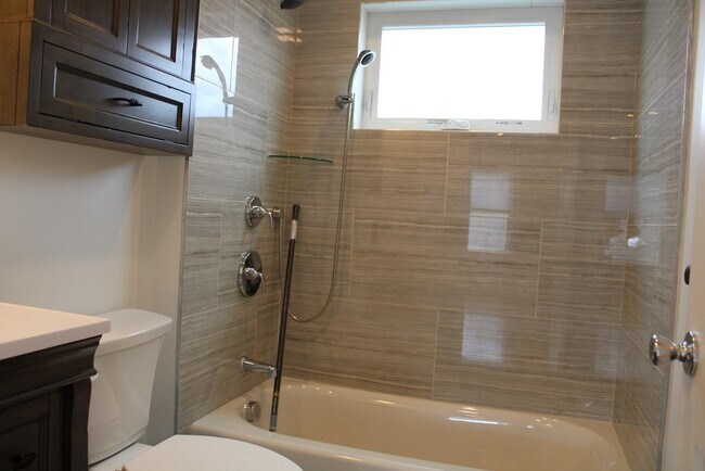 Building Photo - 19 Iona St