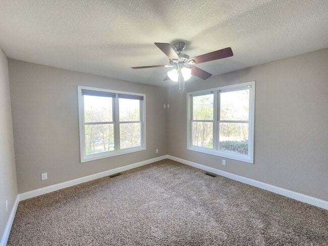 Building Photo - Well Maintained Swannanoa Rental! 2 BEDROOM/2 BATHROOM + BONUS ROOM