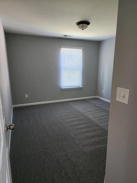 Building Photo - Room in Single Family Home on Mountain Quail Dr