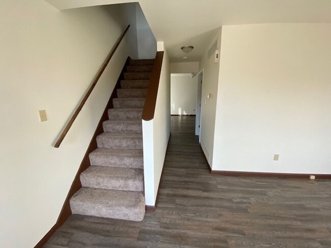 Building Photo - Beautiful Arnold Town House!