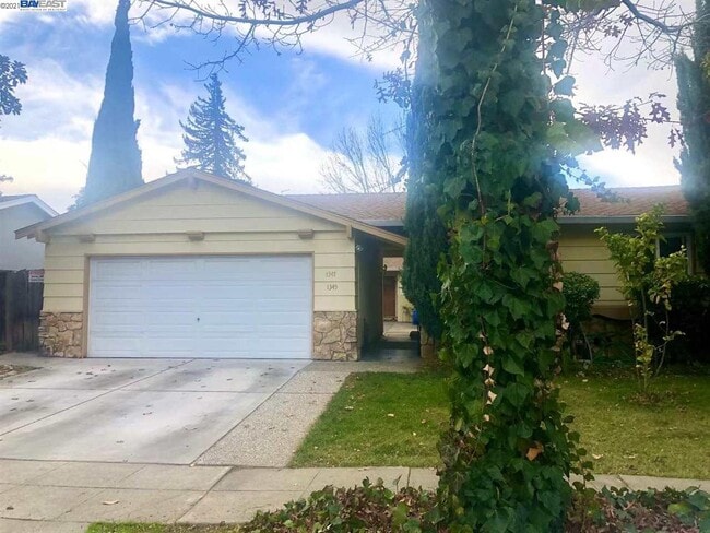 Primary Photo - 1345 Kingfisher Way