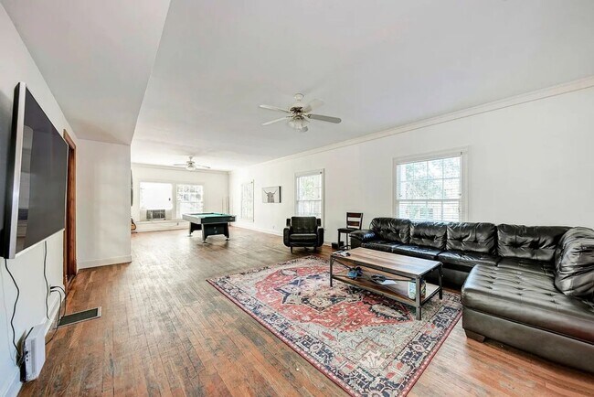 Building Photo - Spacious 14-Bedroom Property Ideal for Groups & Organizations