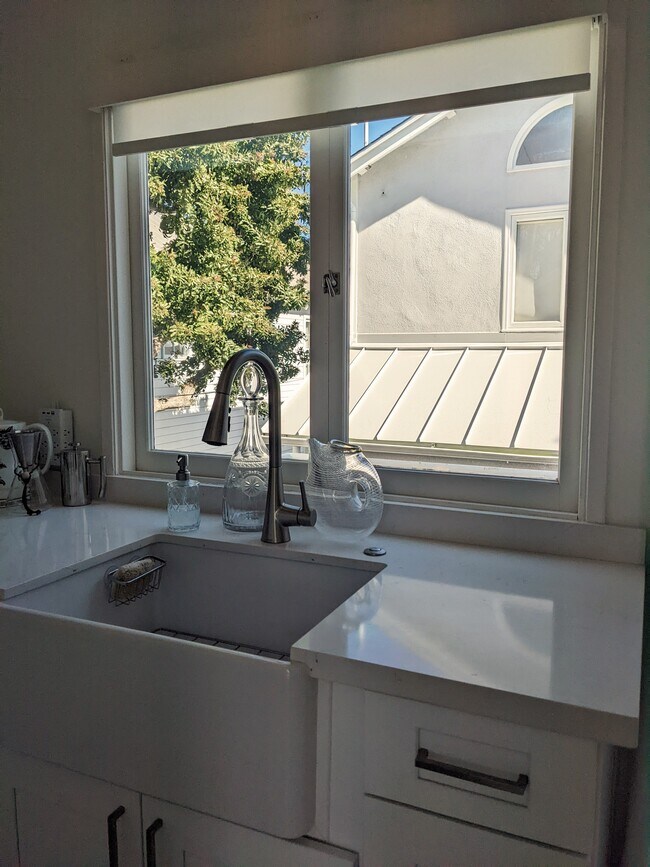 Building Photo - 411 Linnie Canal