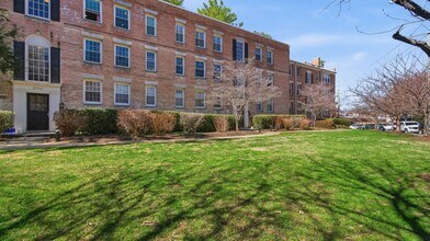 Building Photo - Top Floor Ordway Gardens One Bedroom-Fully Furnished, One Parking Space, & More!