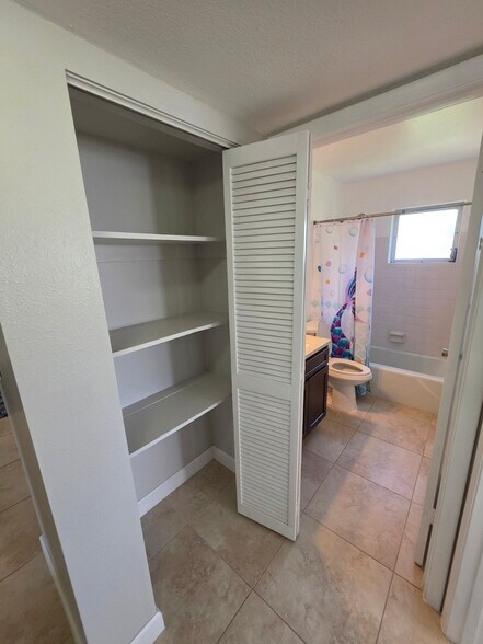 Building Photo - 665 Palm View Dr