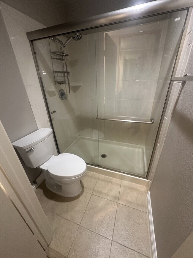 Building Photo - $3,400 - Charming Ground-Floor 2 Bed / 2 Bath Condo in Desirable Oaks North 55+ Community
