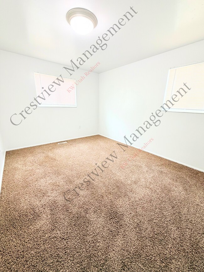 Building Photo - 549 Stringham Ave