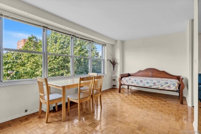 Building Photo - 555 Kappock St