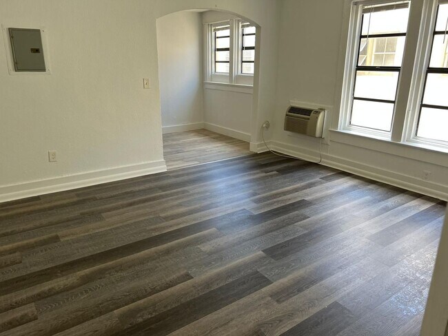 Building Photo - LARGE Studio in South Beach
