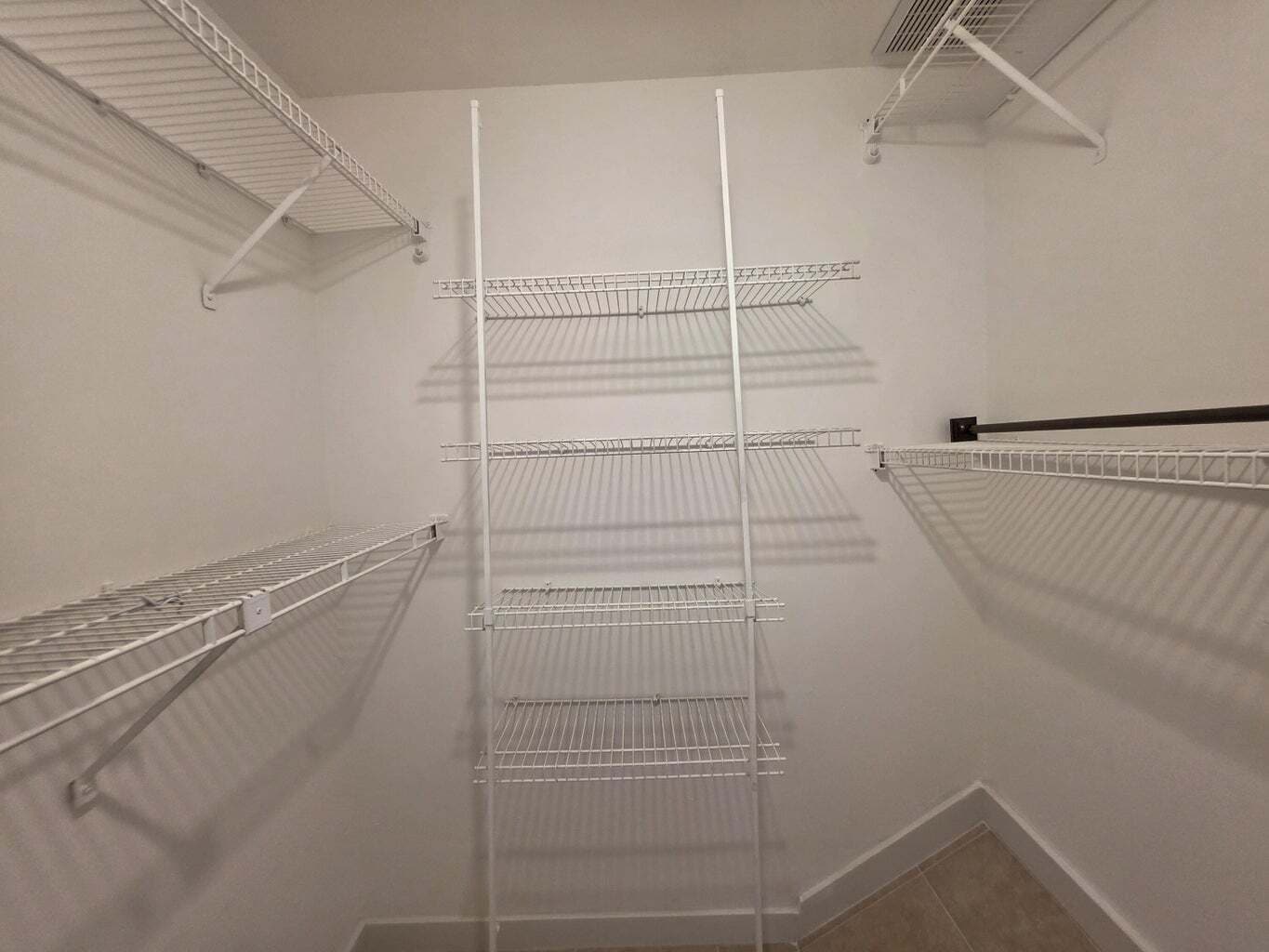 Building Photo - 902 Riverside Dr