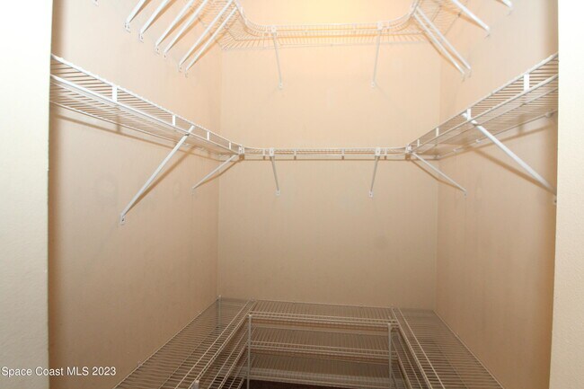 Building Photo - 507 Haleybury St SW