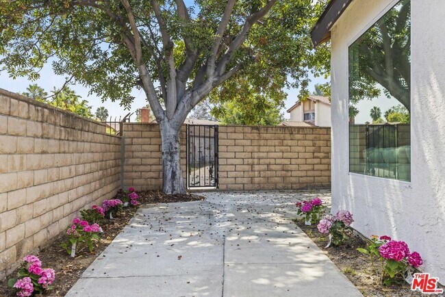 Building Photo - 13 Pepper Ct