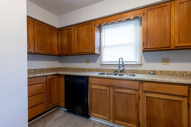 Building Photo - 3 story 2 bed 1.5 bath condo with large ga...