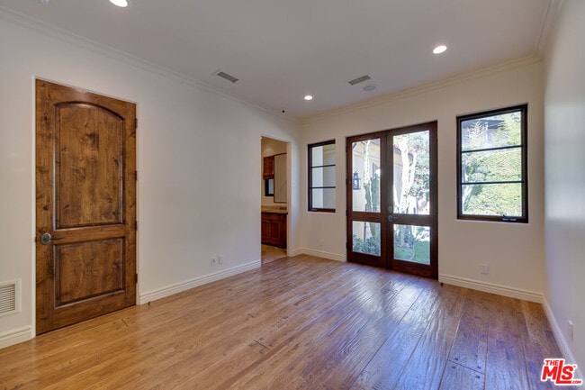 Building Photo - 9530 Hidden Valley Rd