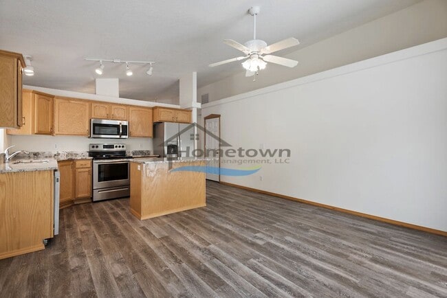 Building Photo - Lovely 3 Bedroom 2 Bath Home w/ 2 Car Gara...
