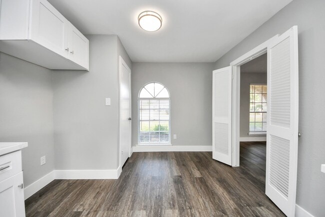 Building Photo - 15423 Ridingwood Dr