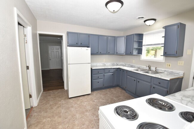 Building Photo - Mishawaka South-side 3 bedroom with a fenc...