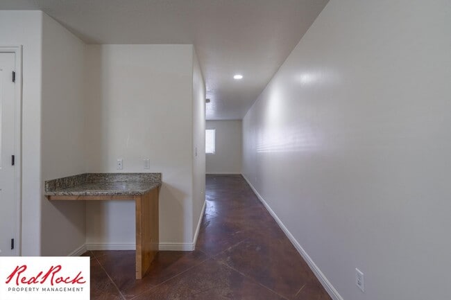 Building Photo - Charming 3 Bedroom Townhome with INTERNET INCLUDED & Dog-Friendly!