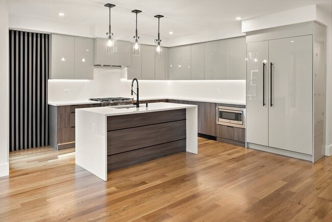 Building Photo - 532 E 3rd St